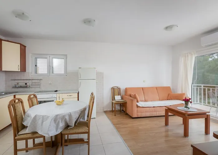 Mar18 - With Private Garage Appartamento Makarska