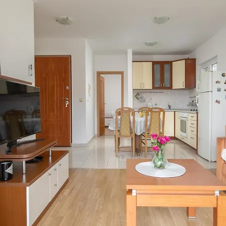 Apartment Mar18 - With Private Garage *