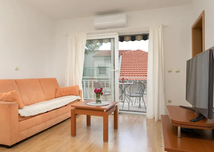 Mar18 - With Private Garage Apartament Makarska
